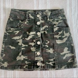 Camouflage denim miniskirt size 5 by almost famous.